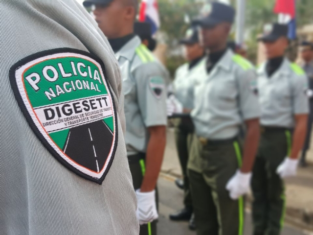 Resultado de imagen para Agentes de la Dirección General de Seguridad de Tránsito y Transporte Terrestre (DIGESETT), enfrentaron la tarde de ayer a dos antisociales que se encontraban perpetrando un atraco, próximo al Batey Tarana y Gonzalo, en el municipio de Sabana Grande de Boya, provincia Monte Plata. Al momento que los agentes realizaban su recorrido habitual en la autopista del nordeste se percataron de tres personas forcejeando tirados en una zanja, pensaron que se trataba de un accidente de tránsito, al aproximarse se dieron cuenta que se trataba de un atraco. La DIGESETT, precisó que los antisociales al verse acorralados la emprendieron a tiros contra los agentes a lo que ellos repelieron la agresión, resultando herido de bala y detenido el presunto atracador, Pascual DÃaz Vallejo, de 39 años de edad, residente en el Pensador en Santo Domingo Este, al que se le ocupó una pistola marca no legible, calibre 380, color negra, cacha plástica No.NB7053, con un cargador y tres capsula para la misma. Un segundo hombre huyó del lugar, según informaciones, con RD$50, 000.00 pesos que anteriormente lograron sustraerle a la vÃctima, el comerciante Bartolome Román Bodré Carmona, dominicano, de 49 años de edad, domiciliado en el Distrito Municipal de Gonzalo, provincia Monte Plata. Los antisociales se trasladaban en una motocicleta modelo CG, de datos no legibles, ya que una multitud la encendió cuando se percataron de la situación. Mientras se activa la búsqueda del prófugo, el herido se encuentra bajo custodia en el Hospital Provincial Dr. Ãngel Contreras de Monte Plata, donde fue trasladado por las heridas de bala que presenta, para posteriormente ser puesto a disposición de la justicia. El director de la DIGESETT, general Frener Bello Arias, mantiene el personal bajo su mando activo e instruido, para que en caso de enfrentar este tipo de situaciones, lo realicen apegados a los protocolos y la ley, siempre salvaguardando la seguridad de los ciudadanos.